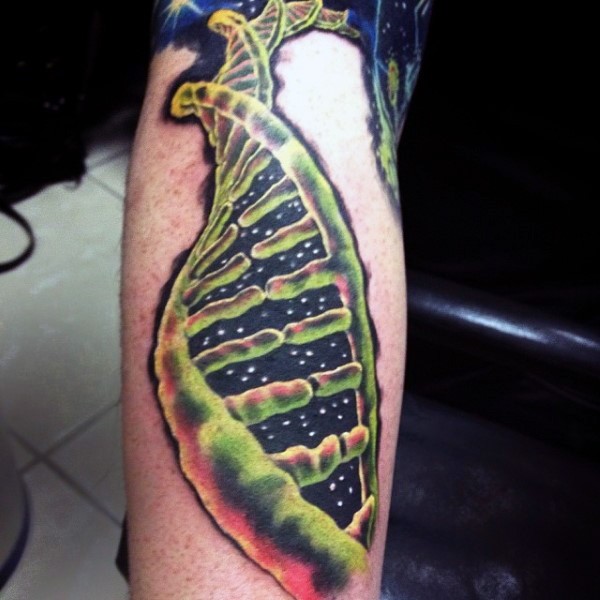 Herrliche mehrfarbige DNS Tattoo am Bein