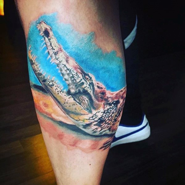 Herrlich gemalter und gefärbter wütender Alligatorkopf Tattoo am Bein