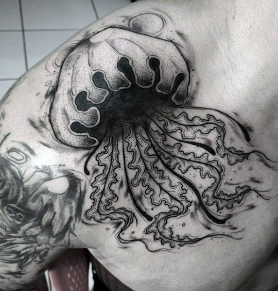 Tatuaje de medusa magnífica en el hombro