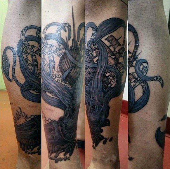 Herrlich bemalter blau gefärbter Tintenfisch und Schiff Tattoo am Bein