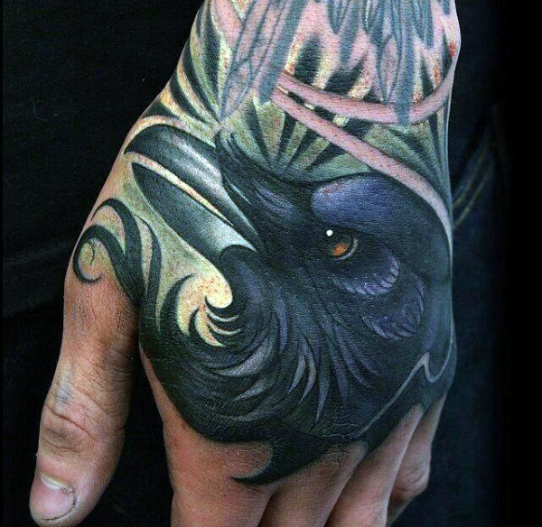 meraviglioso dipinto realistico colorato corvo tatuaggio su mano