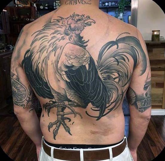 mozzafiato dipinto molto dettagliato nero e bianco grande gallo tatuaggio pieno di schiena