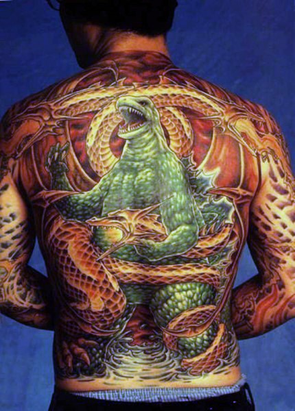 Herrlich gemalter sehr detaillierter mehrfarbiger böser Godzilla mit Drache Tattoo am ganzen Körper