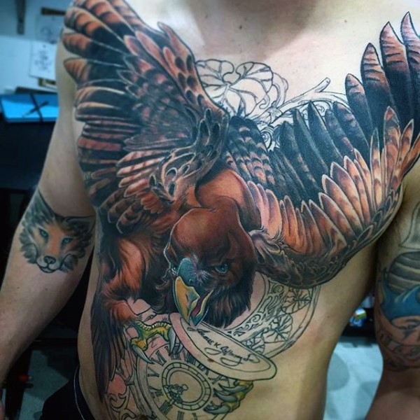 Tatuaje en el pecho y vientre,  águila fascinante de colores con reloj no pintado
