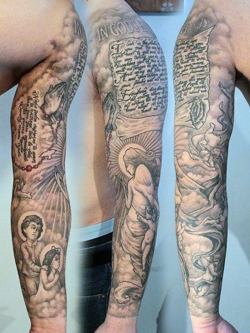 Tatuaje en el brazo completo, tema religioso con letra antigua
