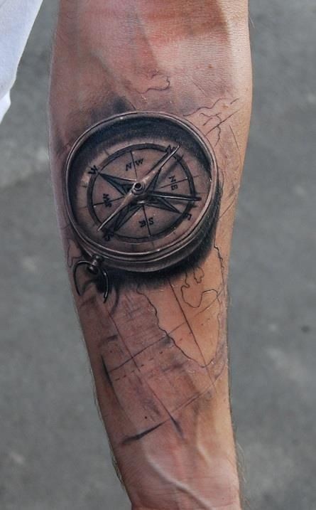 realistico molto dettagliato nero e bianco bussola su mappa tatuaggio su braccio