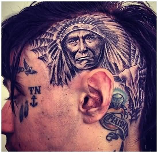 Tatuaje en la cabeza, indio anciano negro blanco
