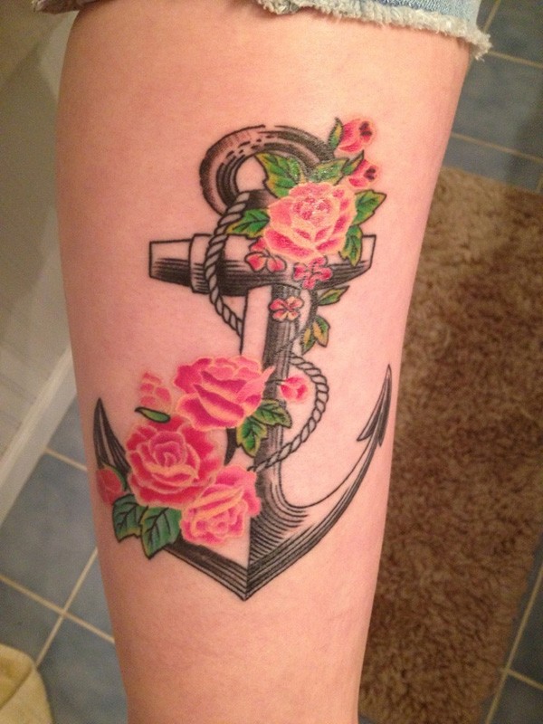 Tatuaje en la pierna, ancla de hierro y rosas en ella