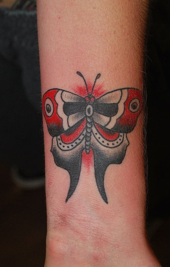 grigio e rosso farfalla tradizionale tatuaggio disegno su braccio
