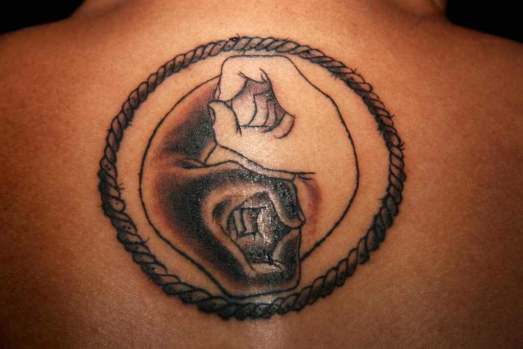 Tatuaje en la espalda, dos manos formados yin yang