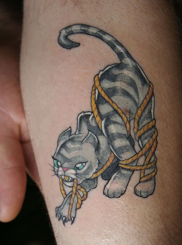 gatto grigio con corde legato tatuaggio