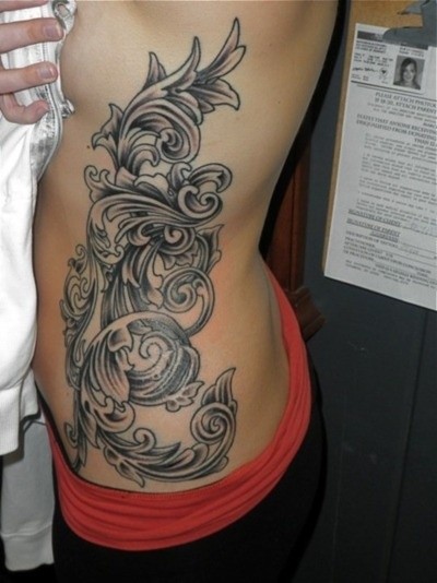 Tatuaje en el costado, patrones de flores, color gris