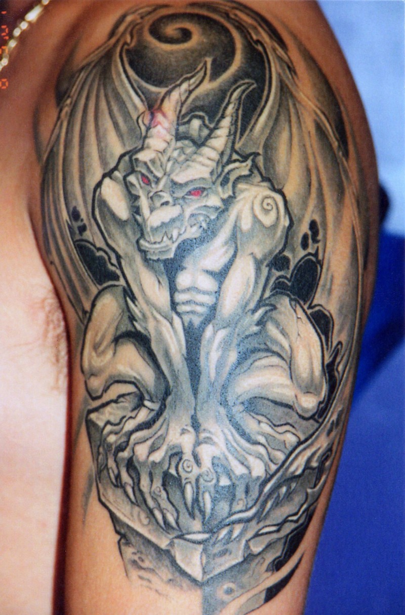 Grau Tinte steinerne Gargoyle mit roten Augen Tattoo