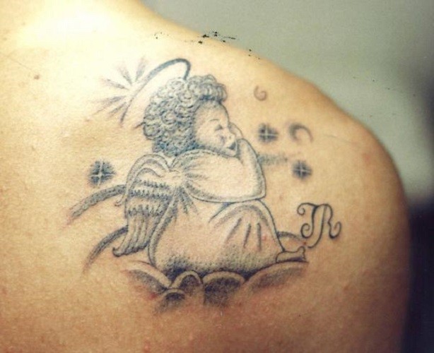 grigio piccolo angelo dormendo tatuaggio su scapola