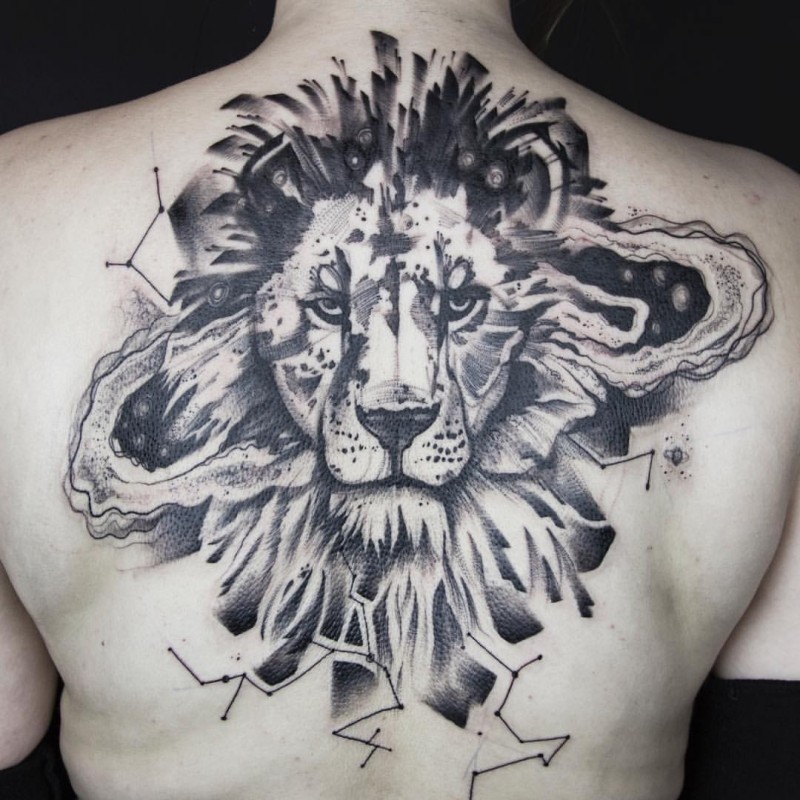 Tatuaggio di testa di leone in inchiostro nero lavato di grigio con simboli zodiacali