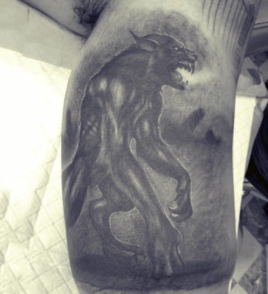 Grau ausgewaschenes detailliertes Bizeps Tattoo mit großem Werwolf