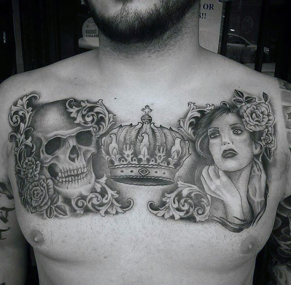 Grau ausgewaschener Stil Brust Tattoo des Schädels mit Frau und Krone