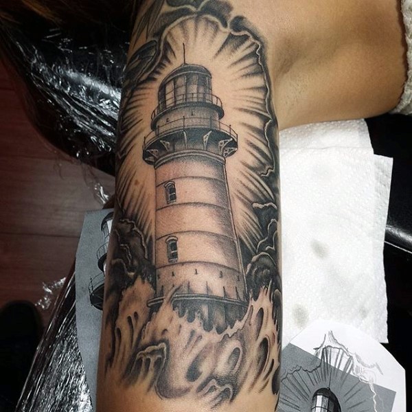Grau ausgewaschener Stil farbiges Arm Tattoo mit Leuchtturm und Wellen