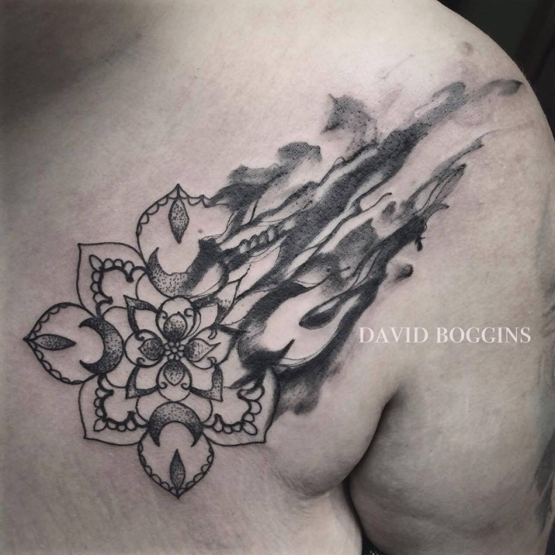 Grau ausgewaschener Stil farbige brennende Blume Tattoo auf Schulterblatt