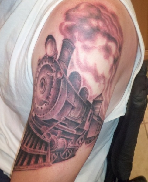 Tatuaggio dettagliato del braccio superiore del braccio dipinto in grigio stile lavato