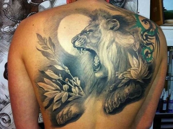 Gray washed style detailed upper back tattoo of roaring lion with flowers