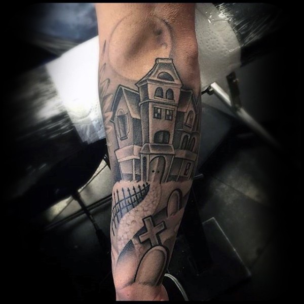 Grau ausgewaschener Stil Unterarm Tattoo von dunklem Haus mit Friedhof