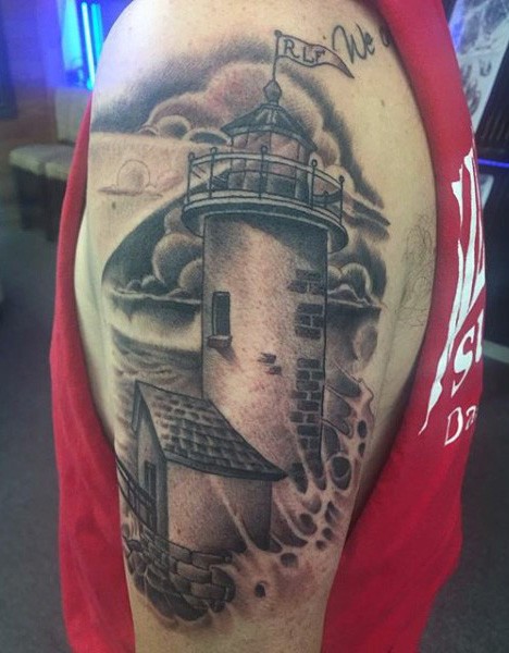 Grau ausgewaschener Stil großes Schulter Tattoo mit altem steinernem Leuchtturm mit Wellen und Nachthimmel