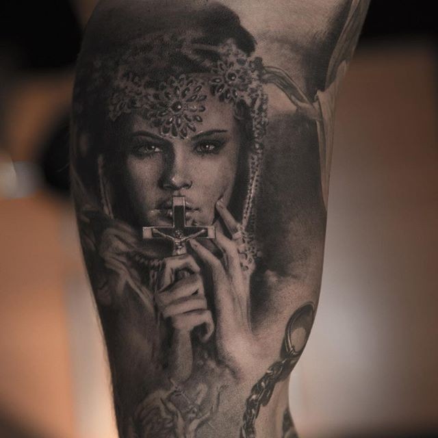 Grau ausgewaschener Stil realistisch aussehendes Bizeps Tattoo von Frau mit Kreuz