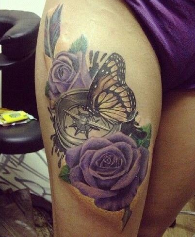 Tatuaje en el muslo,  rosas de color púrpura con compás y mariposa, diseño 3D