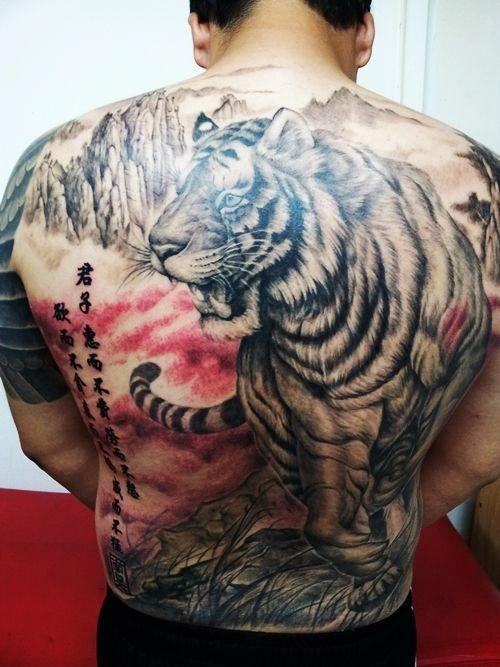 Tatuaje en la espalda, tigre hermoso en la montaña, jeroglíficos