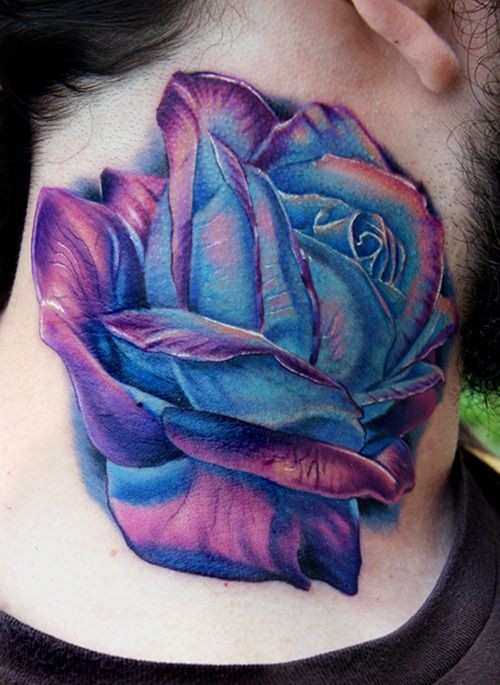 Tatuaje en el cuello, rosa azul espléndida
