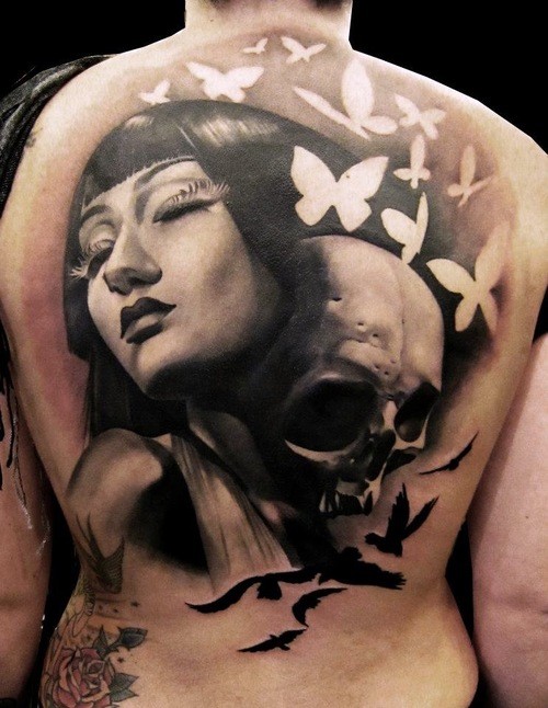 Tatuaje en la espalda, chica y cráneo volumétricos