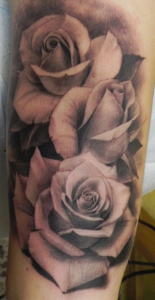 Tatuaje en el brazo, bouquet de tres rosas