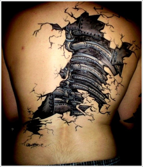 Tatuaje en la espalda,
armadura y huesos metálicos debajo de la piel