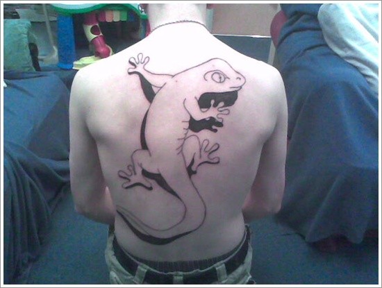 grande grigio nero geco tatuaggio sulla schiena in  stile3d