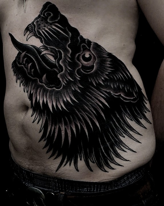 Tatuaje en el estómago,  lobo demoniaco negro