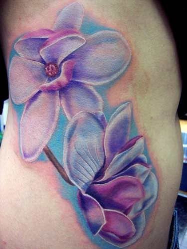 Wunderbare blaue Orchideen Tattoo an Rippen