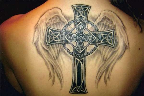 Tatuaje en la espalda,
cruz celta hermosa con alas