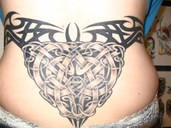 grande tribale celtico su parte bassa della schiena tatuaggio