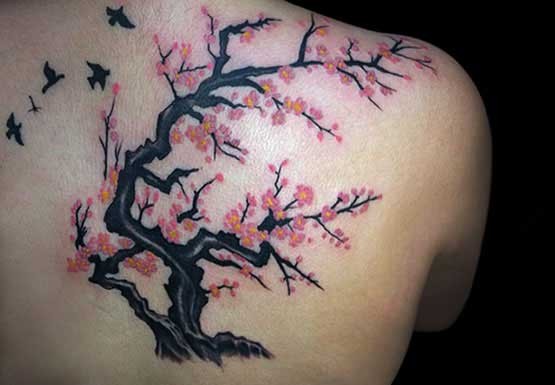Tatuaje de un gran árbol cerezo.