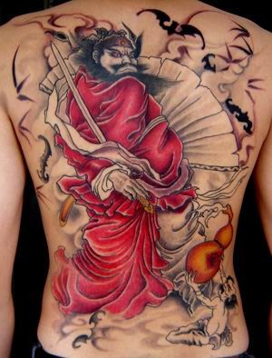 grande guerriero cinese in mantello rosso tatuaggio sulla schiena