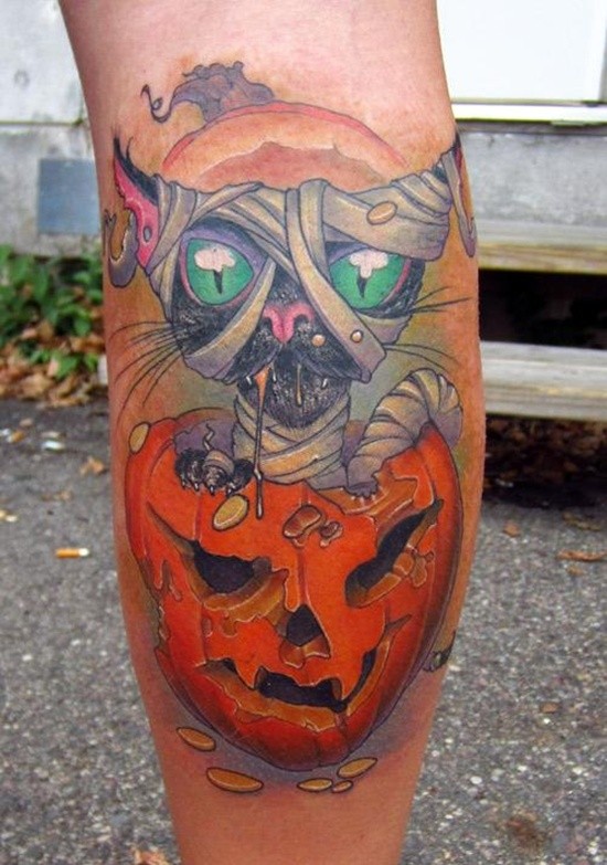 Tatuaje en la pierna, gato divertido en calabaza, tema Halloween
