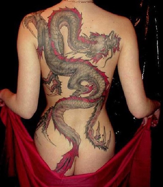 Großartiger bunter Drache Tattoo für Frauen