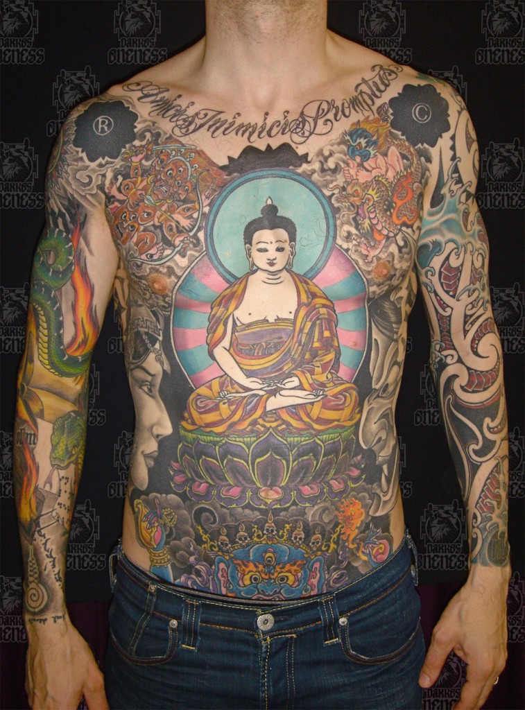 Großartiger farbiger Buddha und buddhistische Symbolik Tattoo