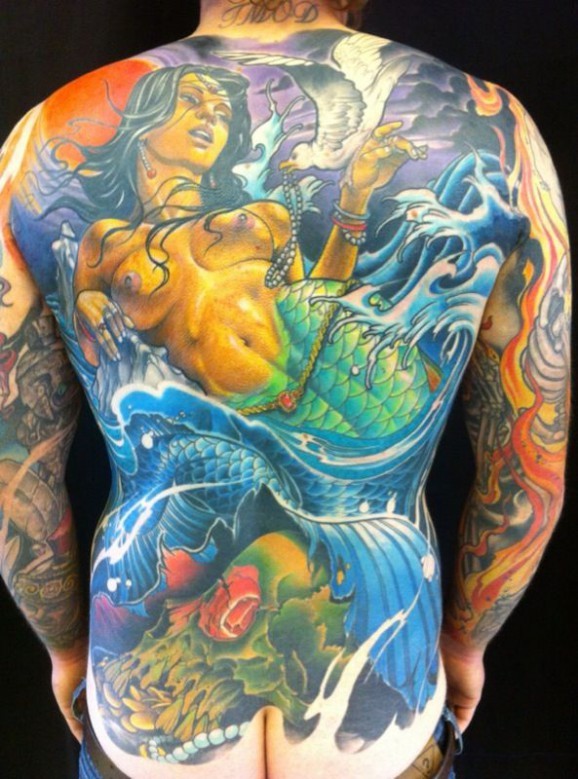 Tatuaje en la espalda, sirena en el mar, diseño multicolor