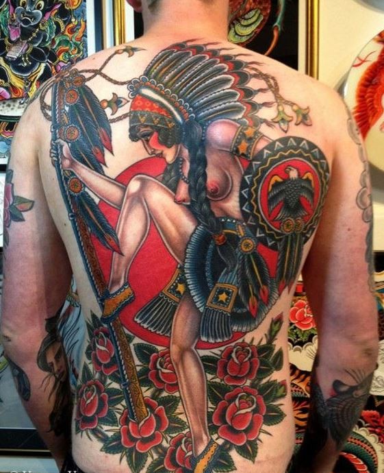 Tatuaje en la espalda, chica guerrera desnuda con escudo y entre rosas