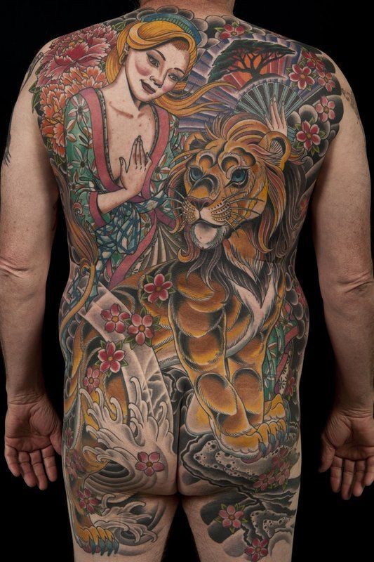 Tatuaje en la espalda, mujer con león, montón de detalles