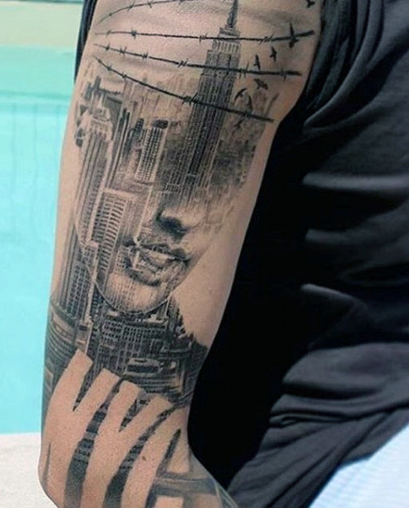 Großartiges komplexes Porträt der Frau mit großer amerikanischer Stadt Tattoo am Unterarm