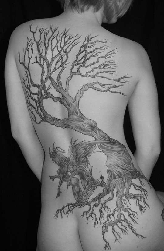 Tatuaje  de árbol seco y ángel en la espalda