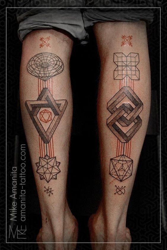 grande disegno massiccio colorato stile geometrico tatuaggio su gamba